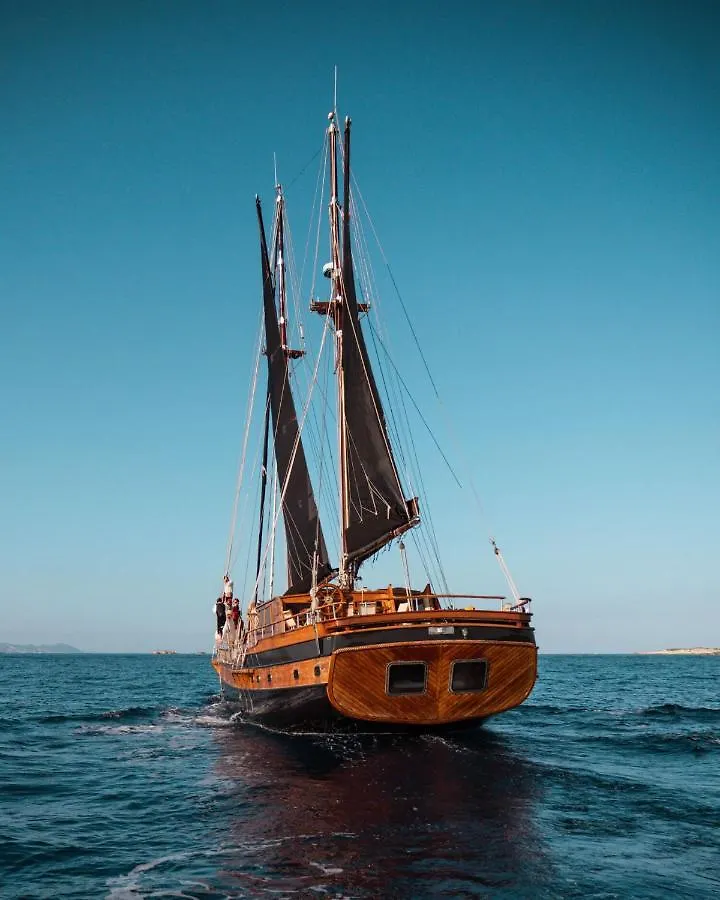 Wooden Boat- La Goletta Hotel Barcelona Botel