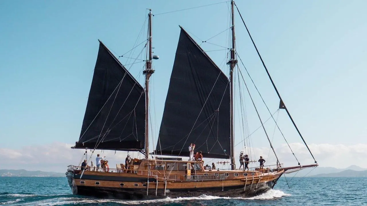 Botel Wooden Boat- La Goletta Hotel Barcelona