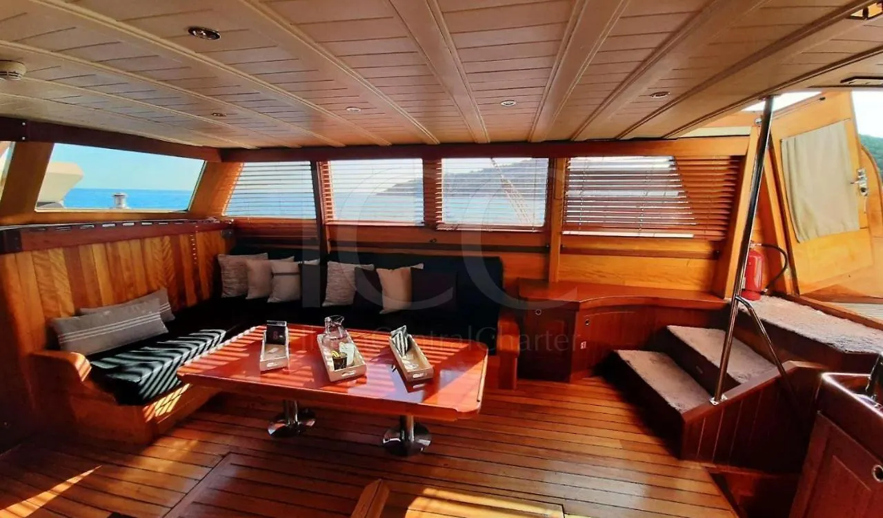 Wooden Boat- La Goletta Hotel Barcelona Botel