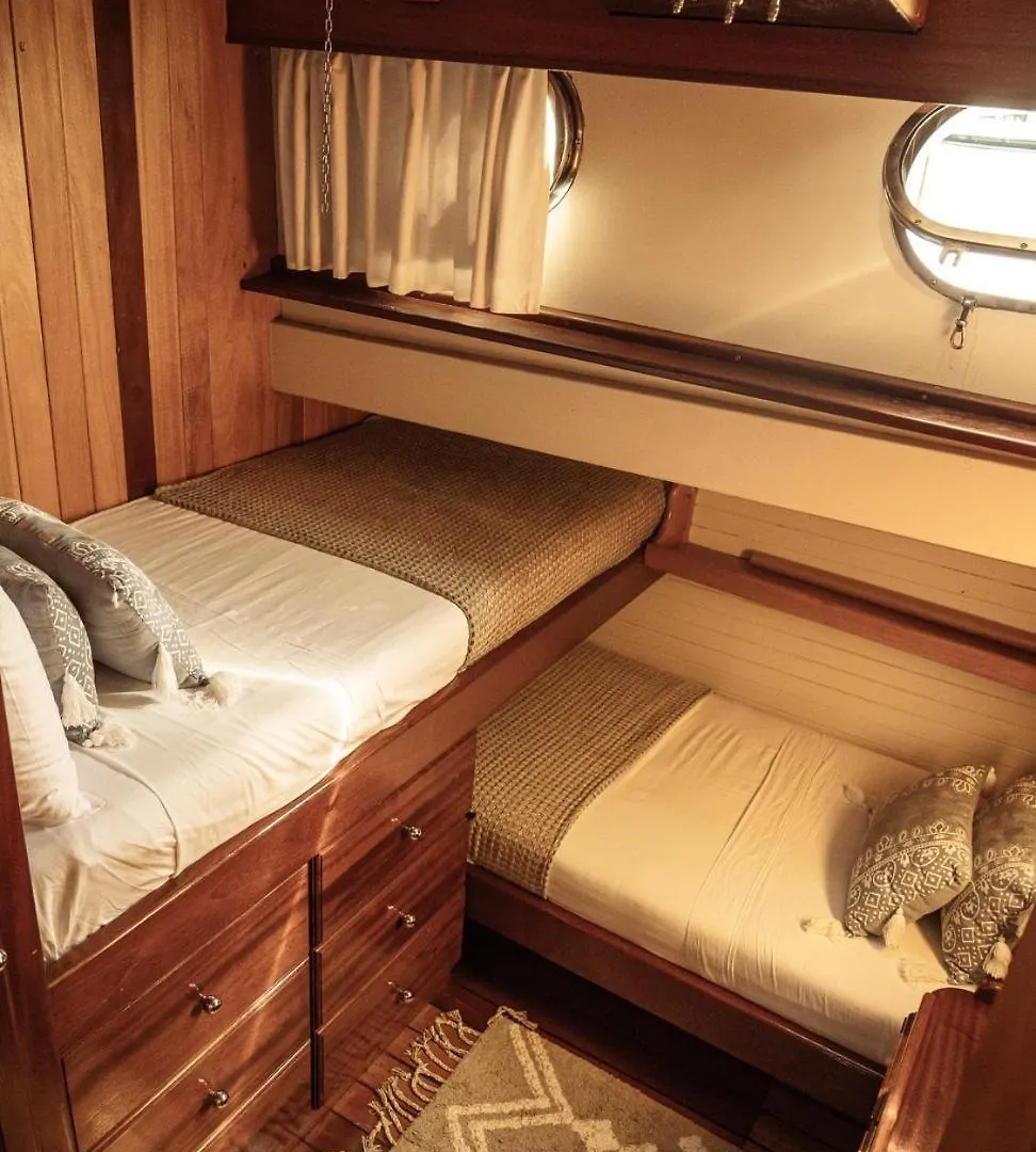 Wooden Boat- La Goletta Hotel Barcelona 0*,