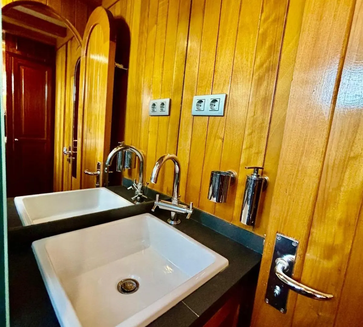 Botel Wooden Boat- La Goletta Hotel Barcelona