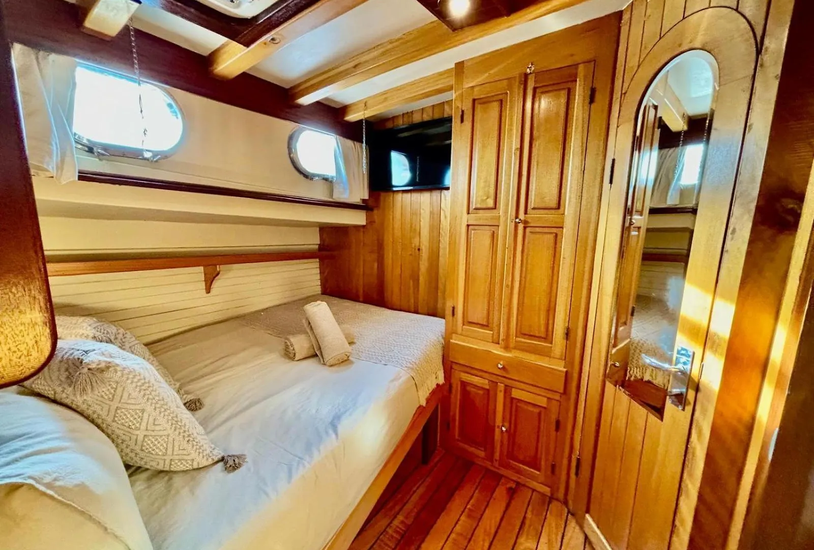 Botel Wooden Boat- La Goletta Hotel Barcelona
