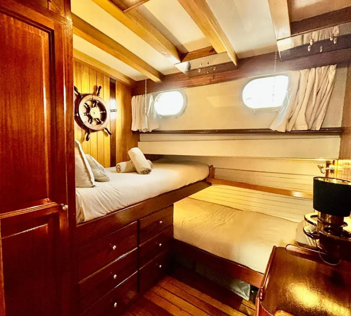 Botel Wooden Boat- La Goletta Hotel Barcelona