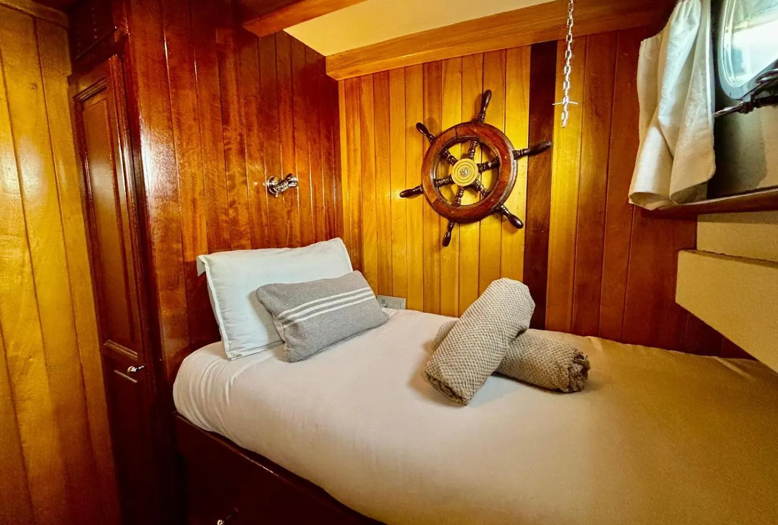 Wooden Boat- La Goletta Hotel Barcelona Botel