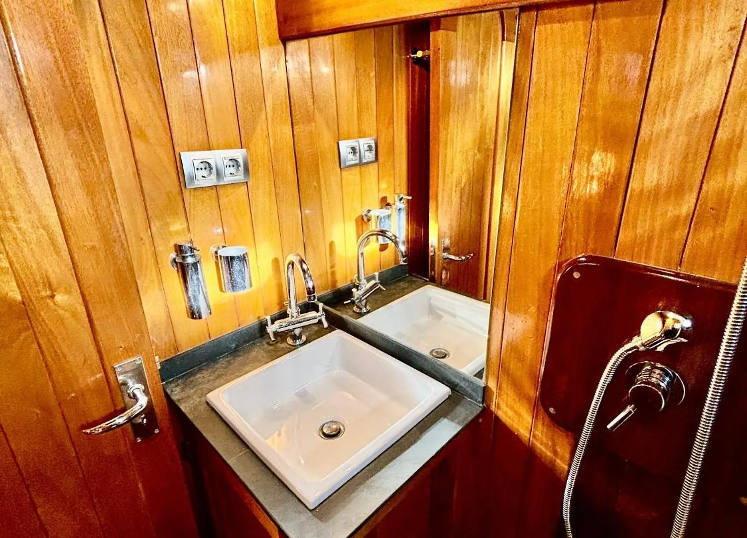 Wooden Boat- La Goletta Hotel Barcelona 0*,