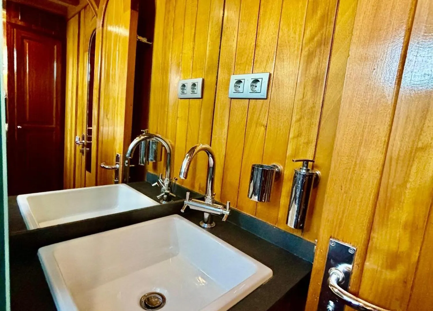 Botel Wooden Boat- La Goletta Hotel Barcelona Spain