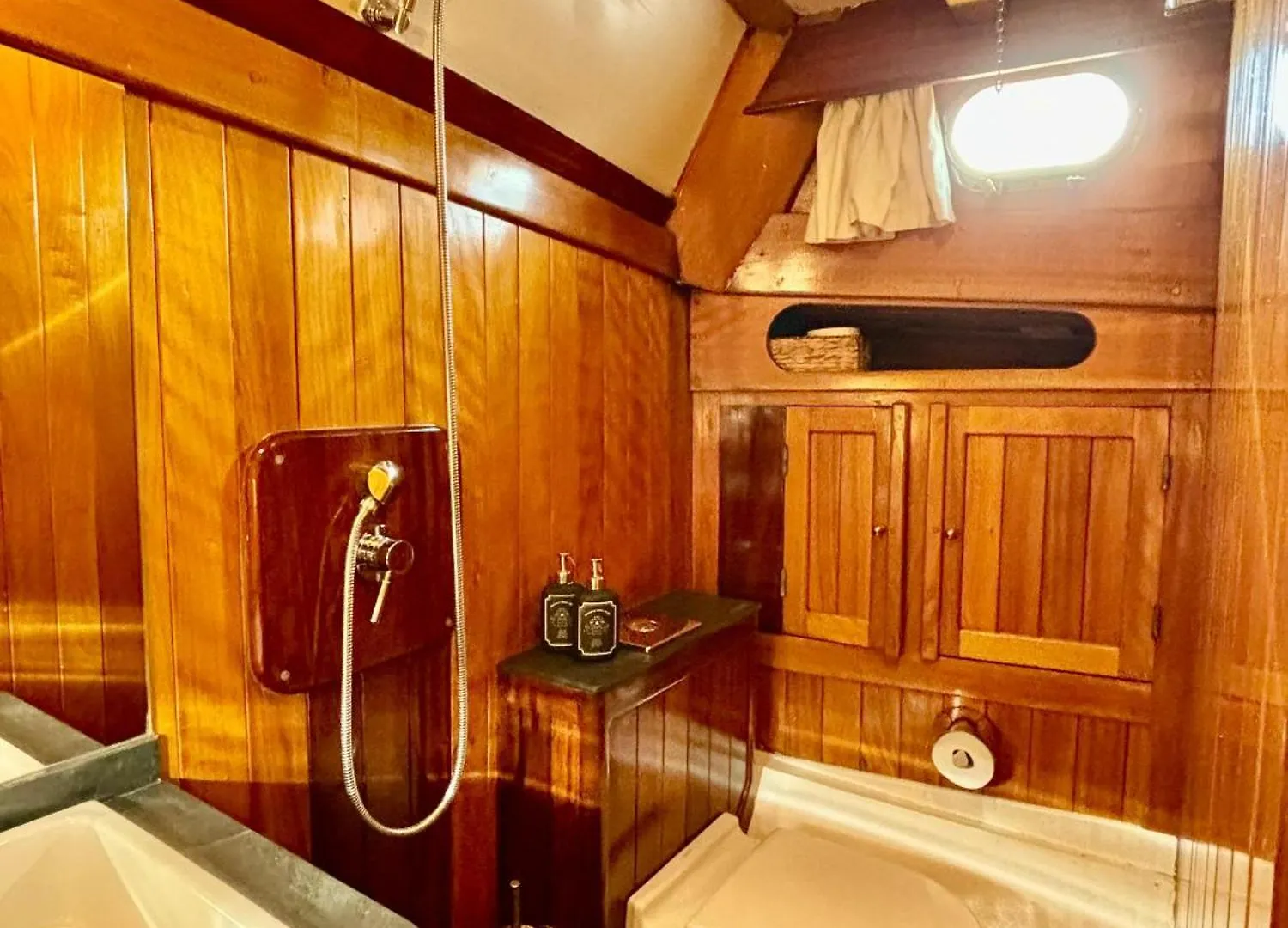 Wooden Boat- La Goletta Hotel Barcelona Botel