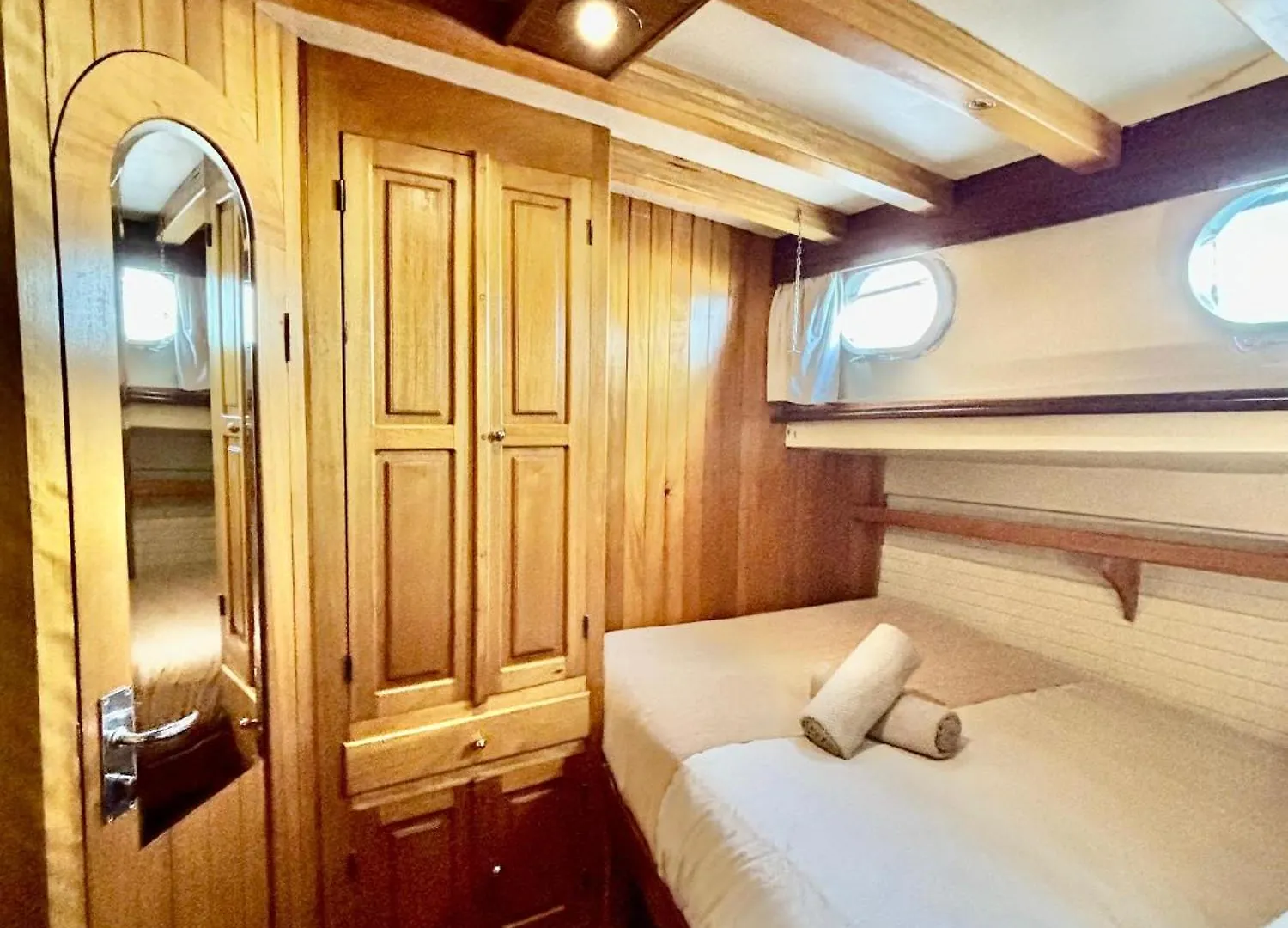 Botel Wooden Boat- La Goletta Hotel Barcelona