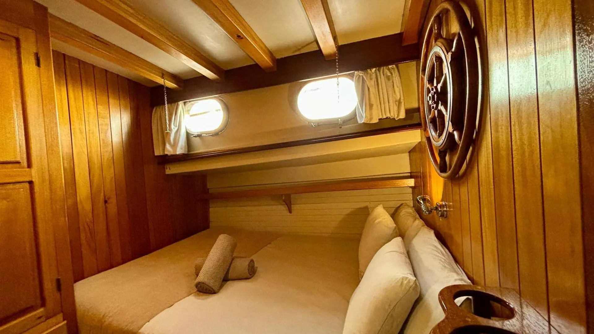 Wooden Boat- La Goletta Hotel Barcelona Botel