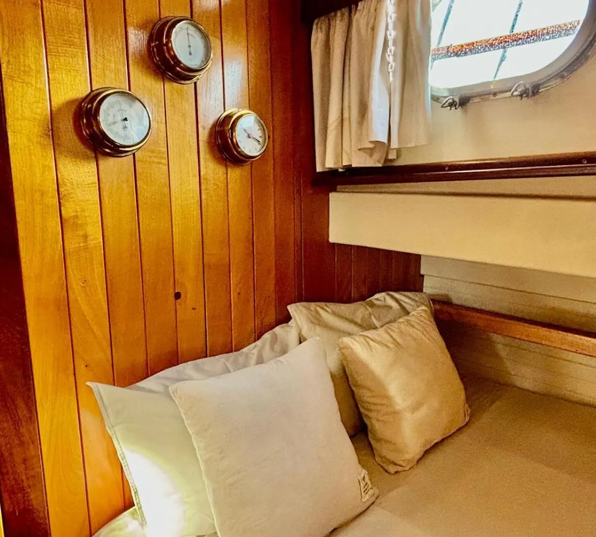 Botel Wooden Boat- La Goletta Hotel Barcelona